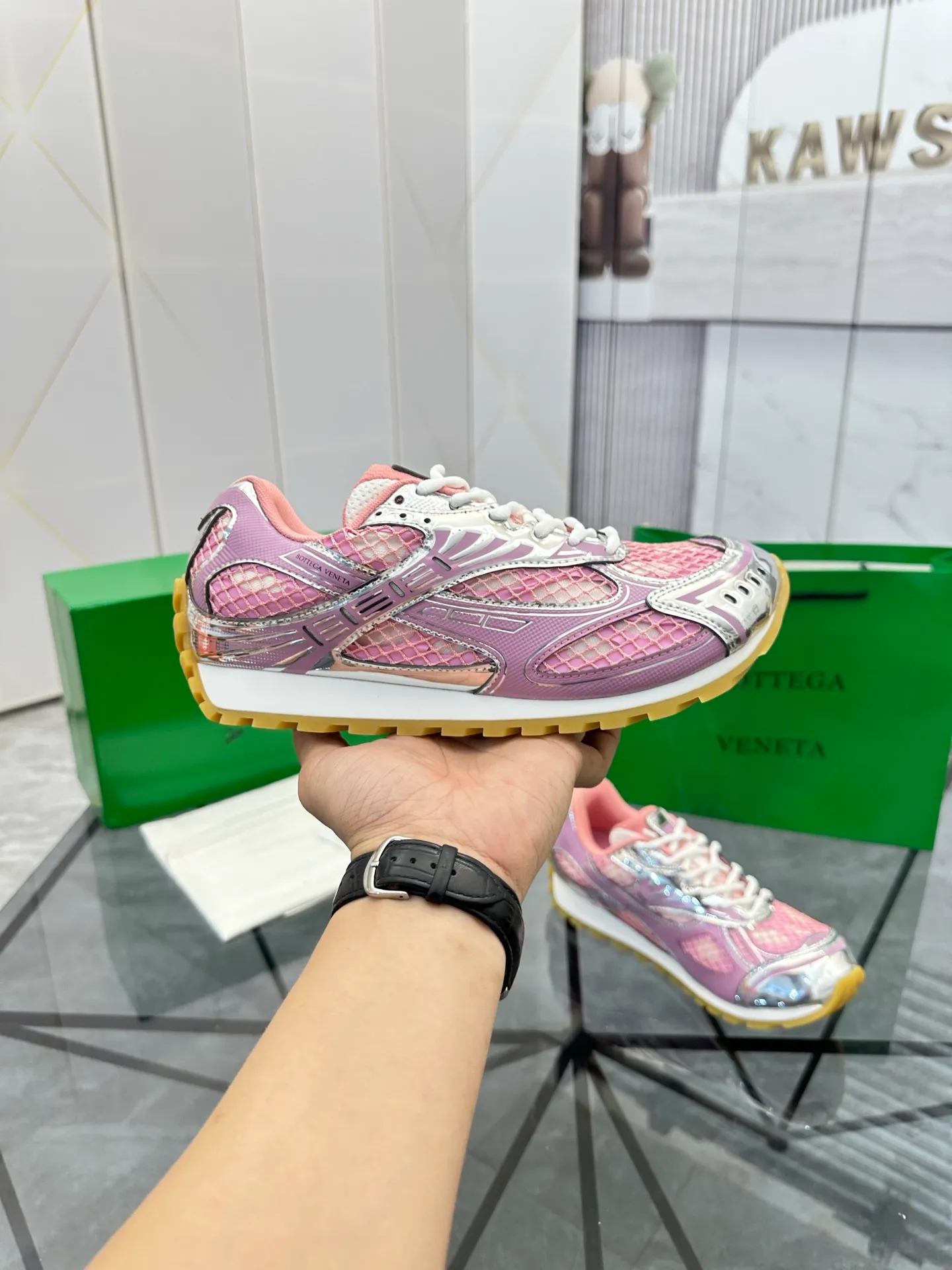 Factory men's shoes 💰: 620💰 (top version) BV Orbit sneakers Wang Yibo's same style couple's dad shoes Runner sneakers, made of lightweight technical mesh fabric. Matched with geometric pattern designed rubber outsole Wang Zha series high version Look for the package craftsmanship The actual height is much higher, but the legs are still slim. Very nice and playable and durable Matching to the standard 💯 Package shoe technology Look for the high version The outsole is made of color-blocked TPU outsole Women's model 35 36 37 38 39 40 41 (40 41 customized) Men's model 38 39 40 41 42 43 44 45. (Customized size 38 45.46) No. H345
